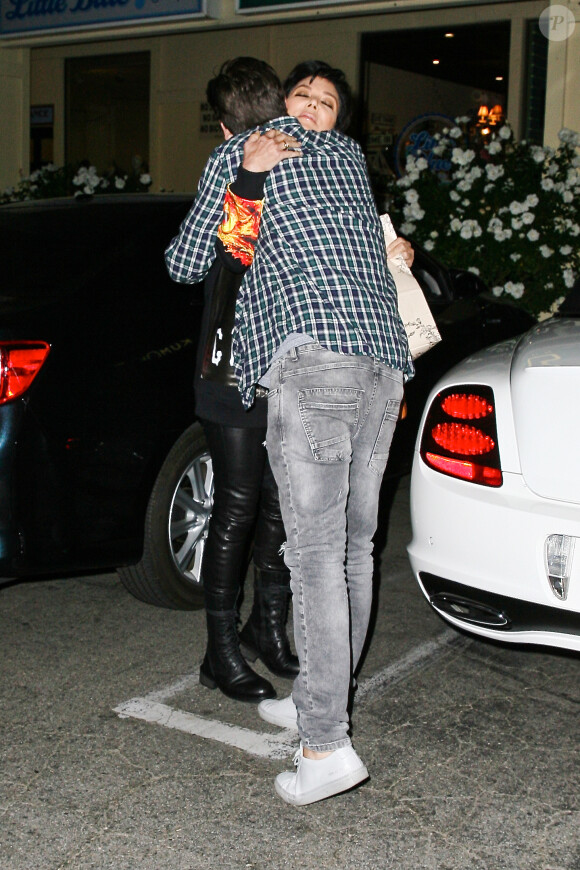 Kris Jenner et son gendre Scott Disick quittent le restaurant Shibuya Sushi à Calabasas après un dîner en tête à tête. Le 8 novembre 2013.