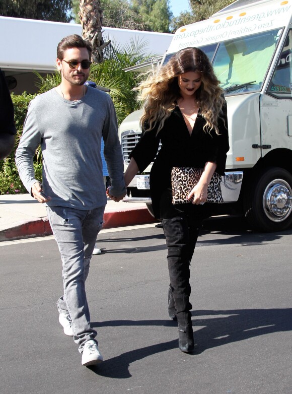 Khloé Kardashian et Scott Disick, compagnon de sa grande soeur Kourtney, se donnent la main en tournant une séquence pour l'émission Keeping Up With The Kardashians. Los Angeles, le 8 novembre 2013.
