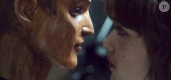 Mathilde Wanier, l'ex-conquête de Nicolas Bedos, dans un spot de prévention contre les MST de l'association AIDES - novembre 2013