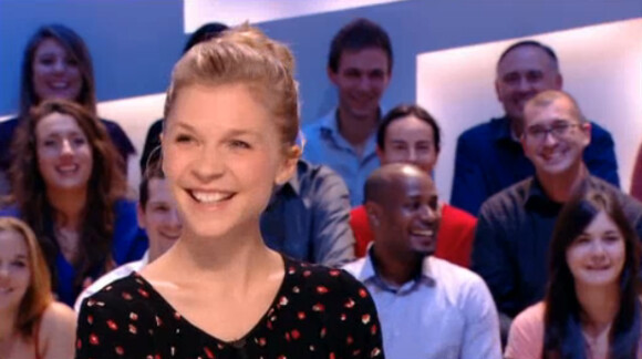 Clémence Poésy et Kev Adams sur le plateau du Grand journal de Canal+. L'humortiste s'est rasé la tête. Lundi 11 novembre 2013.