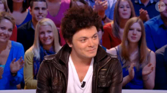 Clémence Poésy et Kev Adams sur le plateau du Grand journal de Canal+. L'humortiste s'est rasé la tête. Lundi 11 novembre 2013.