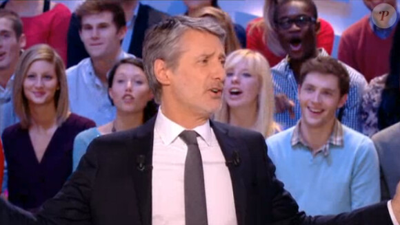 Clémence Poésy et Kev Adams sur le plateau du Grand journal de Canal+. L'humortiste s'est rasé la tête. Lundi 11 novembre 2013.