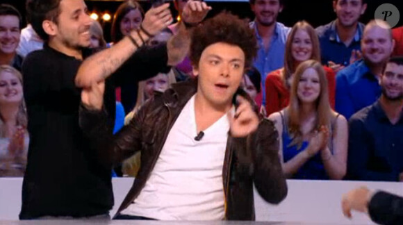 Clémence Poésy et Kev Adams sur le plateau du Grand journal de Canal+. L'humortiste s'est rasé la tête. Lundi 11 novembre 2013.