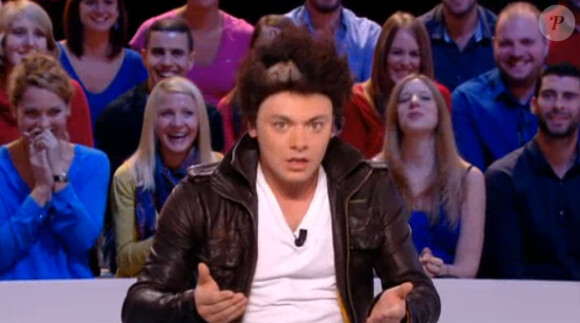 Clémence Poésy et Kev Adams sur le plateau du Grand journal de Canal+. L'humortiste s'est rasé la tête. Lundi 11 novembre 2013.