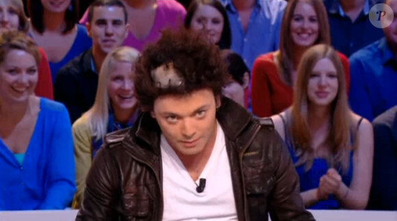 Clémence Poésy et Kev Adams sur le plateau du Grand journal de Canal+. L'humortiste s'est rasé la tête. Lundi 11 novembre 2013.