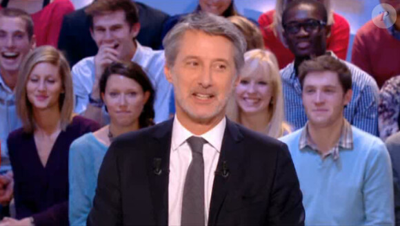 Clémence Poésy et Kev Adams sur le plateau du Grand journal de Canal+. L'humortiste s'est rasé la tête. Lundi 11 novembre 2013.