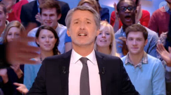 Clémence Poésy et Kev Adams sur le plateau du Grand journal de Canal+. L'humortiste s'est rasé la tête. Lundi 11 novembre 2013.