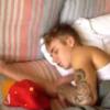 Justin Bieber filmé par Tatiana Neves alors qu'il dort, à Rio de Jainero, au Brésil.