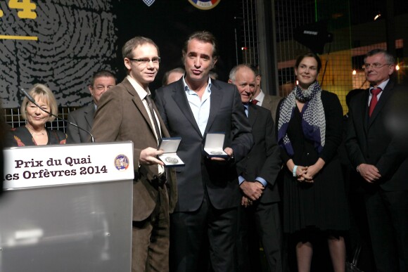Herve Jourdain (Lauréat du prix du Quai des Orfèvres 2014) et Jean Dujardin lors de la remise du prix polar Quai des Orfèvres 2014 à Hervé Jourdain, capitaine à la Crim', pour son livre Le sang de la trahison, à Paris, le 12 novembre 2013.