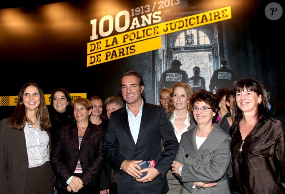 Jean Dujardin aux côtés des femmes commissaires à la PJ parisienne lors de la remise du prix polar Quai des Orfèvres 2014 à Hervé Jourdain, capitaine à la Crim', pour son livre Le sang de la trahison, à Paris, le 12 novembre 2013.