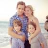 Grant Hazell, sosie de Ryan Gosling, avec sa femme et ses deux fils