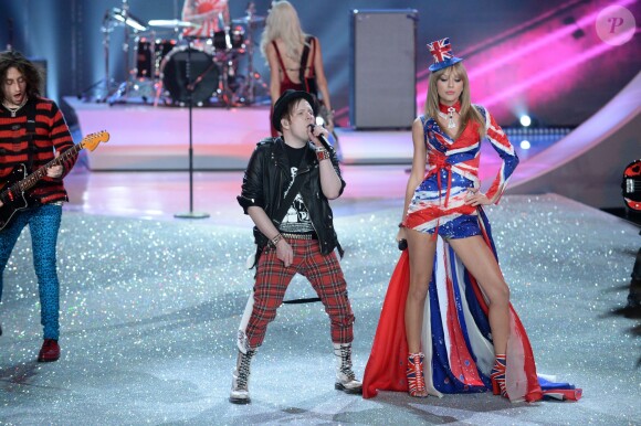 Taylor Swift et les membres du groupe Fall Out Boy lors du défilé Victoria's Secret 2013 à la 69th Regiment Armory. New York, le 13 novembre 2013.