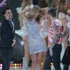 Taylor Swift et les membres du groupe Fall Out Boy lors du défilé Victoria's Secret 2013 à la 69th Regiment Armory. New York, le 13 novembre 2013.