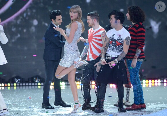 Taylor Swift et les membres du groupe Fall Out Boy lors du défilé Victoria's Secret 2013 à la 69th Regiment Armory. New York, le 13 novembre 2013.