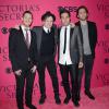 Andy Hurley, Patrick Stump, Pete Wentz et Joe Trohman du groupe Fall Out Boy lors du défilé Victoria's Secret 2013 à la 69th Regiment Armory. New York, le 13 novembre 2013.