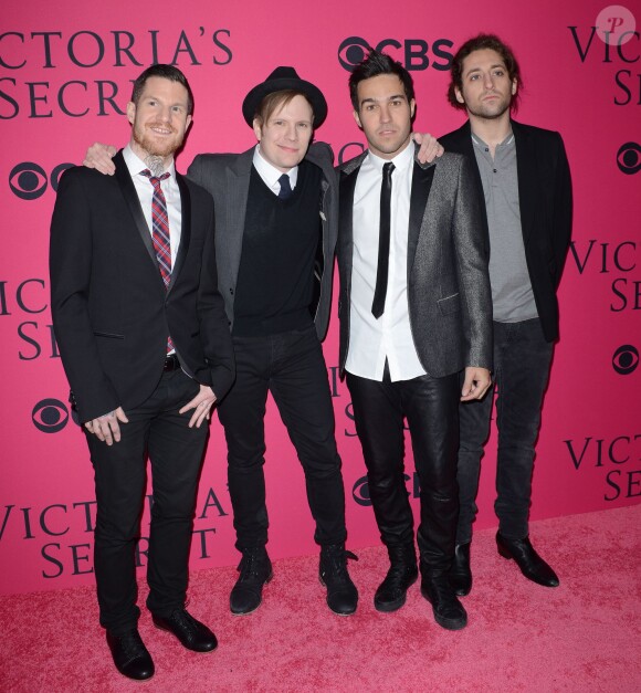 Andy Hurley, Patrick Stump, Pete Wentz et Joe Trohman du groupe Fall Out Boy lors du défilé Victoria's Secret 2013 à la 69th Regiment Armory. New York, le 13 novembre 2013.