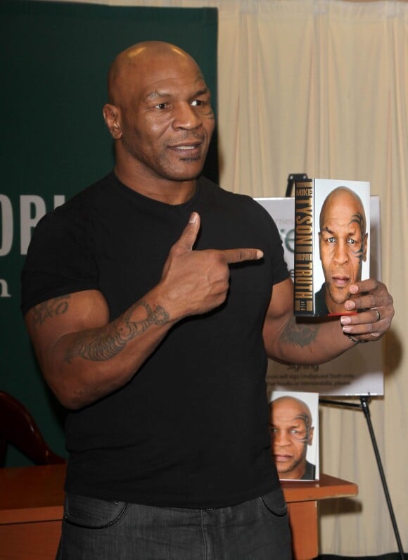 Mike Tyson dédicace son livre "Undisputed Truth" à New York le 13 novembre 2013.