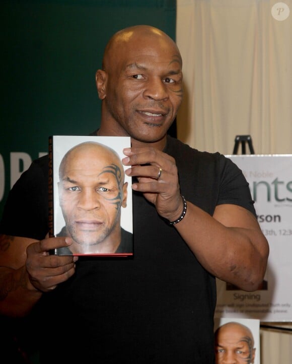 Mike Tyson dédicace son nouveau livre "Undisputed Truth" à New York le 13 novembre 2013.
