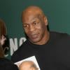 Mike Tyson dédicace son autobiographie "Undisputed Truth" à New York le 13 novembre 2013.