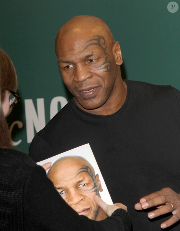 Mike Tyson dédicace son autobiographie "Undisputed Truth" à New York le 13 novembre 2013.
