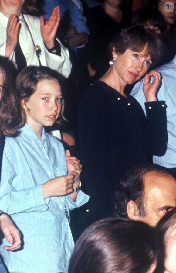 Laura Smet et sa mère Nathalie Baye à Paris le 19 juin 1993. 