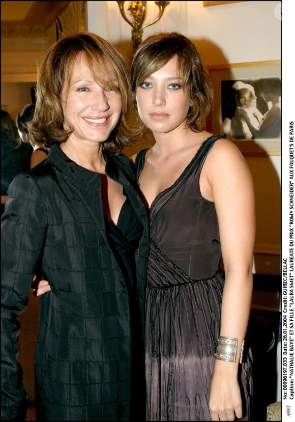 Nathalie Baye et sa fille Laura Smet lors de la remise du prix Romy-Schneider à Paris le 26 janvier 2004