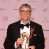 Bill Gates prend la pose lors de la 65e cérémonie des Bambi Awards à Berlin, en Allemagne, le 14 novembre 2013.