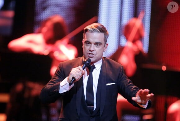 Robbie Williams sur scène lors de la 65e cérémonie des Bambi Awards à Berlin, en Allemagne, le 14 novembre 2013.