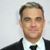 Robbie Williams prend la pose lors de la 65e cérémonie des Bambi Awards à Berlin, en Allemagne, le 14 novembre 2013.
