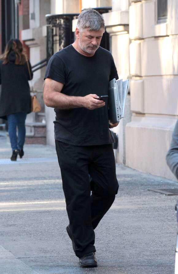 Alec Baldwin se promène dans les rues de New York, le 15 octobre 2013.