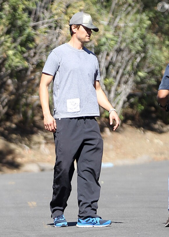 Exclusif - Josh Duhamel dans le quartier de Brentwood. Le 14 novembre 2013.