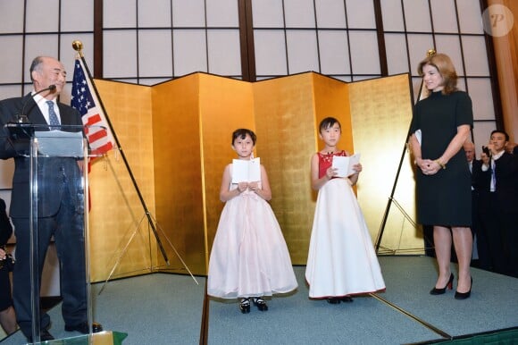 Des petites filles se produisent aux cotés de la nouvelle ambassadrice des Etats-Unis au Japon Caroline Kennedy à Washington le 12 Novembre 2013.