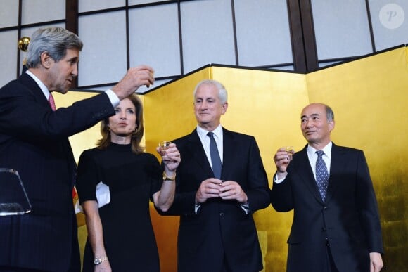 John Kerry, Caroline Kennedy, son mari Edwin Schlossberg et Kenichiro Sasae à Washington le 12 Novembre 2013.