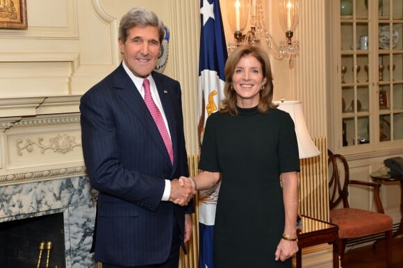 John Kerry et Caroline Kennedy lors de la ceremonie d'intronisation de cette dernière en tant qu'ambassadrice des Etats-Unis au Japon à Washington le 12 Novembre 2013.