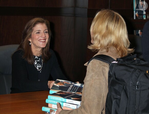 Caroline Kennedy signe son nouveau livre "Listening In: The Secret White House Recordings of John F. Kennedy" à Los Angeles, le 15 novembre 2012.