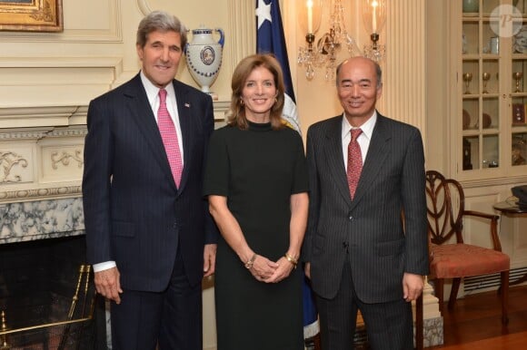 John Kerry, Caroline Kennedy et l'ambasadeur du Japon aux Etats-Unis Kenichiro Sasae à Washington le 12 Novembre 2013.