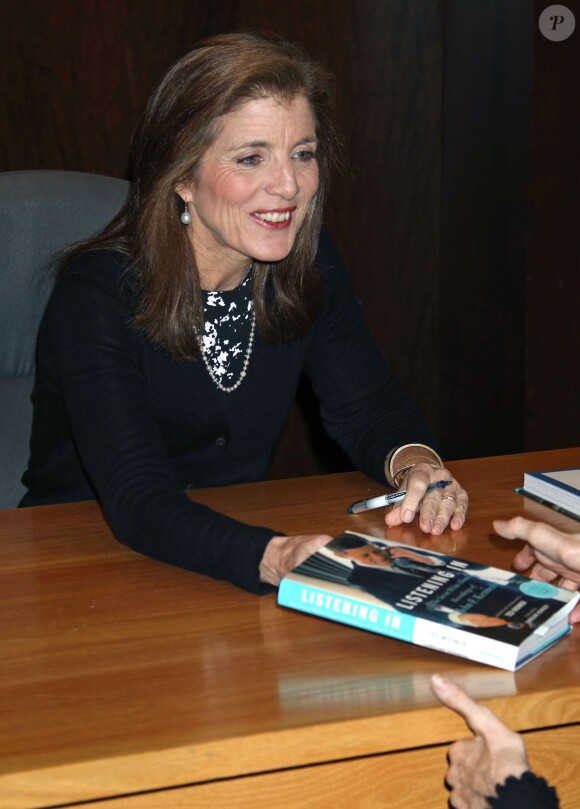 Caroline Kennedy signe son nouveau livre "Listening In: The Secret White House Recordings of John F. Kennedy" à Los Angeles, le 15 novembre 2012.