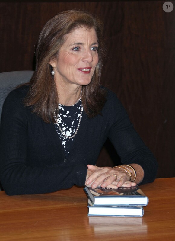 Caroline Kennedy signe son nouveau livre "Listening In: The Secret White House Recordings of John F. Kennedy" à Los Angeles, le 15 novembre 2012.