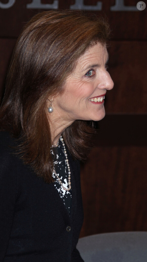 Caroline Kennedy signe son nouveau livre "Listening In: The Secret White House Recordings of John F. Kennedy" à Los Angeles, le 15 novembre 2012.