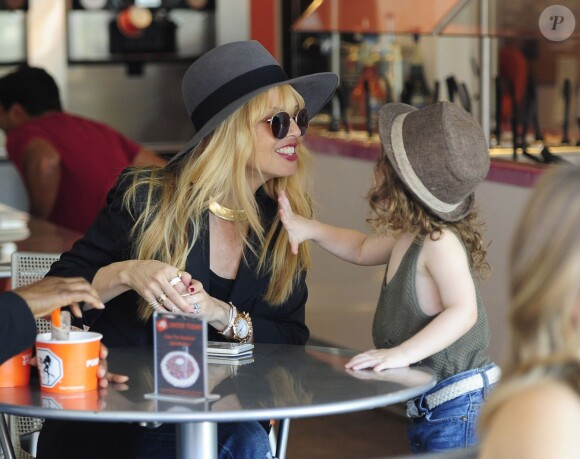 La styliste Rachel Zoe et son fils Skyler sont allés chez Yogurt Stop à West Hollywood. Le 14 novembre 2013.
