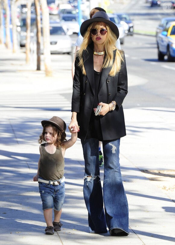 Rachel Zoe et son fils aîné Skyler se rendent chez Yogurt Stop à West Hollywood. Le 14 novembre 2013.