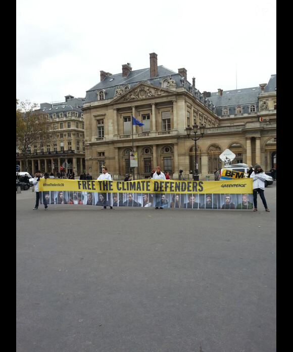 Soutien de Greenpeace France et des personnalités à Paris, place du Palais Royal pour les trente militants de Greenpeace détenus depuis deux mois en Russie. Le 15 novembre 2013