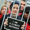 L'actrice Marion Cotillard milite devant le Palais Royal à Paris, en faveur des 28 militants de Greenpeace retenus en Russie, le 15 novembre 2013.