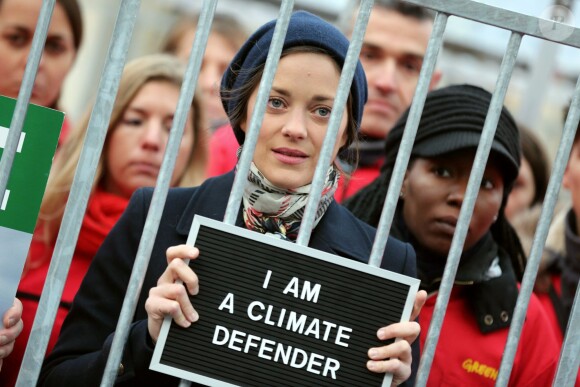 L'actrice Marion Cotillard milite devant le Palais Royal à Paris, en faveur des 28 militants de Greenpeace retenus en Russie, le 15 novembre 2013.