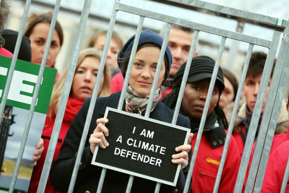 Marion Cotillard milite devant le Palais Royal à Paris, en soutien aux 28 militants de Greenpeace retenus en Russie, le 15 novembre 2013.