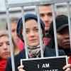 Marion Cotillard milite devant le Palais Royal à Paris, en faveur des 28 militants de Greenpeace retenus en Russie, le 15 novembre 2013.