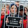 Marion Cotillard milite devant le Palais Royal à Paris, en faveur des 28 militants de Greenpeace retenus en Russie, le 15 novembre 2013.