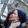 La jolie Marion Cotillard milite devant le Palais Royal à Paris, en faveur des 28 militants de Greenpeace retenus en Russie, le 15 novembre 2013.