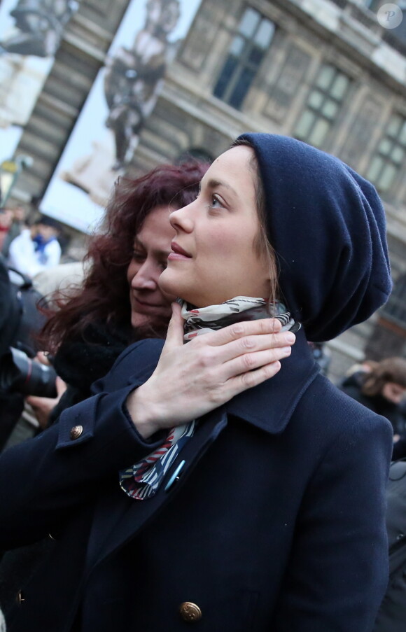 La jolie Marion Cotillard milite devant le Palais Royal à Paris, en faveur des 28 militants de Greenpeace retenus en Russie, le 15 novembre 2013.