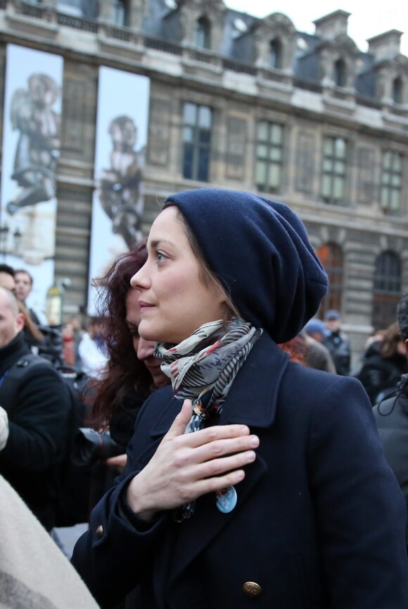 L'actrice française Marion Cotillard milite devant le Palais Royal à Paris, en faveur des 28 militants de Greenpeace retenus en Russie, le 15 novembre 2013.
